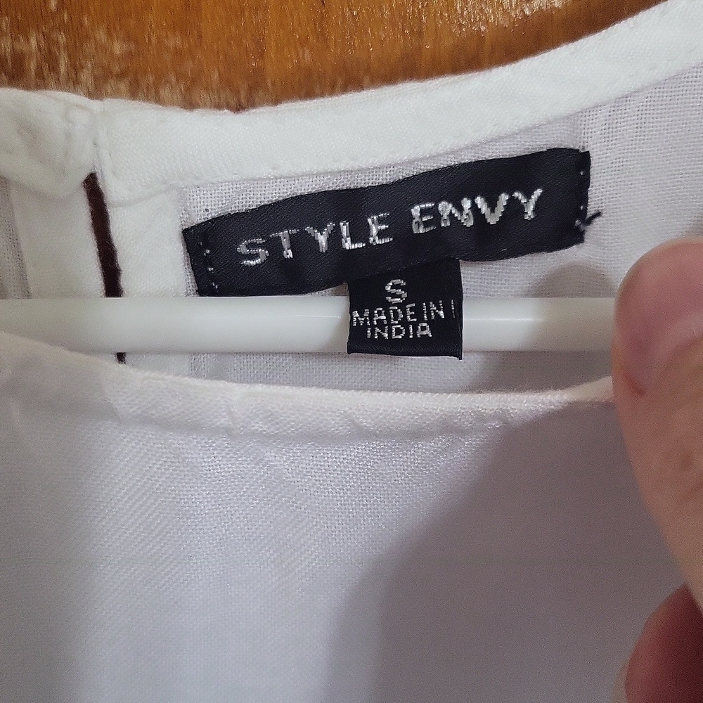 Style Envy White Short Sleeve Ruffle Hem Blouse Size Small - Picture 2 of 7